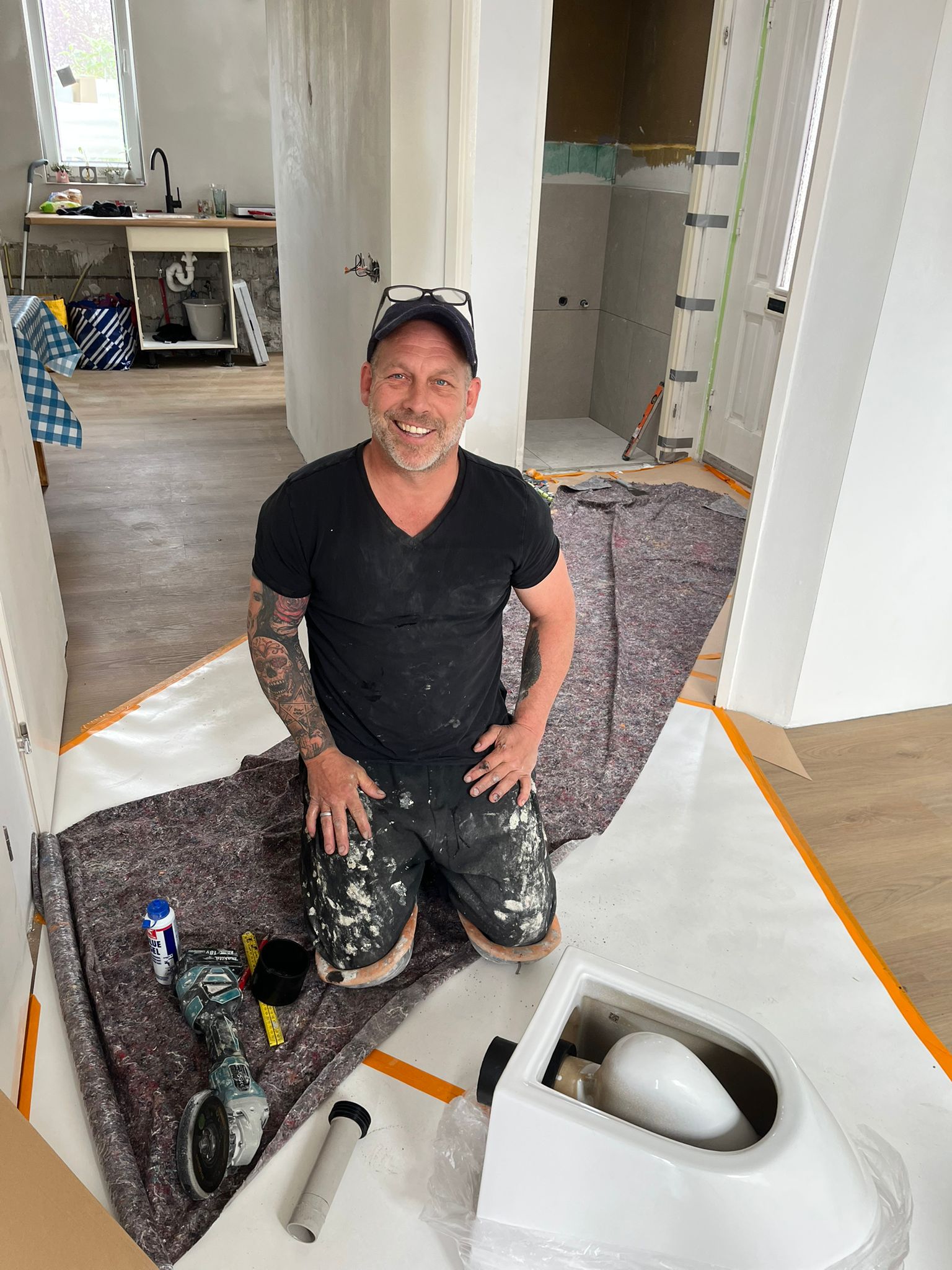 Vakman van TVH Tegelwerken aan het werk